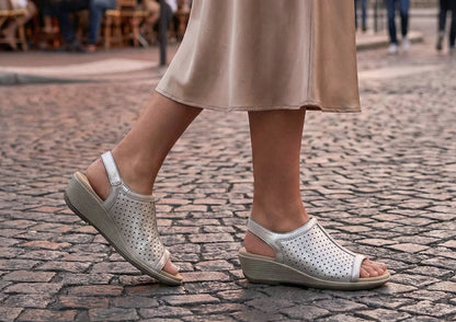 Hazel – Schimmernde Eleganz in metallic Platin